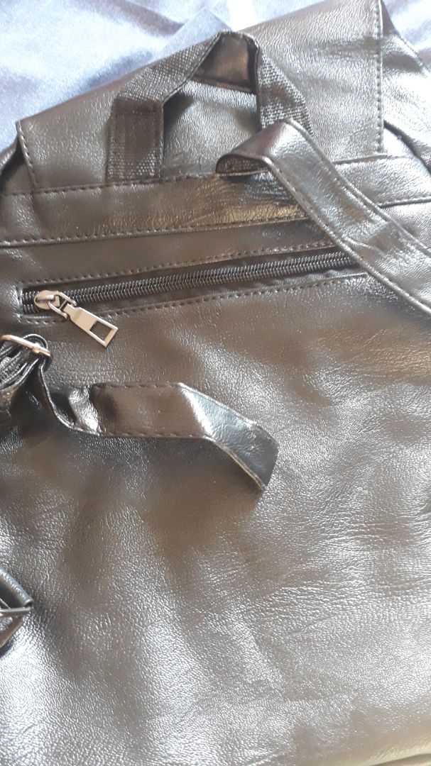 Balo nhìn qua thì ok, da mềm, nhiều ngăn, rộng. Nhưng kiểm tra thì dây đeo bị sút, lật bên trong chỗ sút thì đường may bị lỗi, chần ko đúng. 
Tiki giao nhanh, đóng gói cẩn thận nhưng lần này giao hàng bị lỗi rồi nên ko hài lòng. Mong tiki trước khi giao hàng thì kiểm tra kĩ hơn.