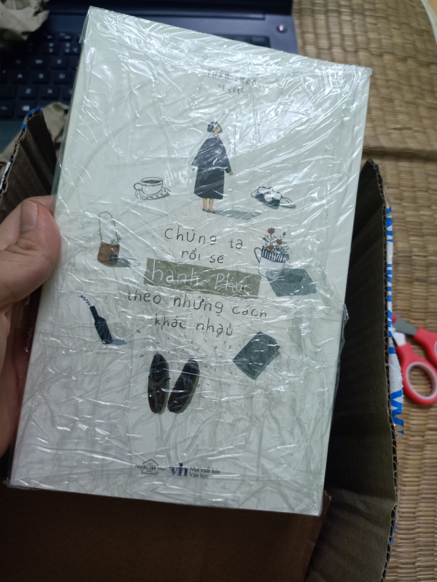 Vận chuyển sách hay vận chuyển một đống rác cho khách hàng vậy, Tiki? 
Mình rất hay đặt mua sách trên Tiki vì tin tưởng vào chất lượng đóng gói và giao hàng bên đây. Bản thân mình cũng không quan trọng nhiều đến bìa cuốn sách ra sao, nhưng mình xót sách vì nó không được bảo vệ cẩn thận cho đến khi mình được cầm vào nó. 
Lần đầu tiên mình đánh giá 1 sao vì dịch vụ đóng gói - vận chuyển bên Tiki và cũng mong đây sẽ là lần cuối cùng.