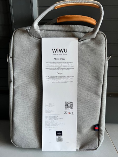 Thiết kế thời trang, đẹp, chắc chắn, đường chỉ may tỉ mỉ, chỉnh chu, đựng vừa sách A4, macbook air m1 hoặc surface pro. Tuy nhiên, đây là hàng cao cấp, nên góp ý shop đóng gói kĩ hơn nhe.