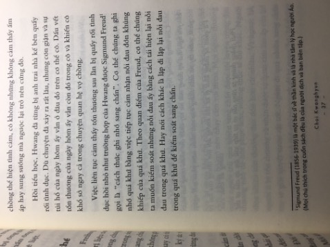 Là một cuốn sách hữu ích, ko quá dày cũng ko quá mỏng, dung lượng vừa phải. Mua cuối năm nên ko có seal nhưng sách ko sao (vết nhăn trên bìa là tui làm, ko phải do Tiki =))