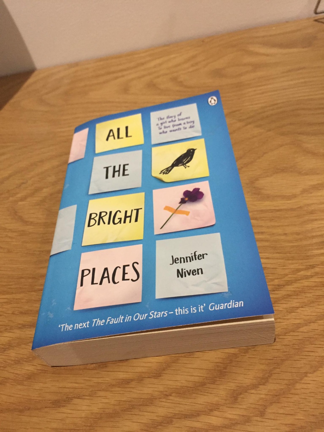 Mua sách lúc chỉ còn 2 3 quyển cuối nên khá sợ là sách sẽ bị hư hỏng hay nhăn, hơn nữa Tiki còn không hỗ trợ bookcare cho sách này.  Nhưng chất lượng sách lại ổn hơn mình nghĩ. Giấy bên trong có bị kéo nhăn một chút nhưng theo mình là do phía sản xuất làm loại sách nó có vết nhăn như vậy chứ không phải do lỗi hay sách cũ. Giấy loại thô ráp loại này mình rất thích, không mỏi mắt, tuy nhiên sẽ có một số bạn tưởng rằng giấy bị đen do không trắng bằng giấy bình thường. Hơi bị lỗi một chút ở góc sách nhưng vì là quyển cuối nên thôi chịu vậy. Nếu như Tiki hỗ trợ bookcare cho sách thì sẽ tốt hơn. 
Nội dung mình chưa đọc nhưng về ngoại hình thì khá hài lòng rồi. Cho tới giờ Tiki vẫn chưa làm mình thất vọng.