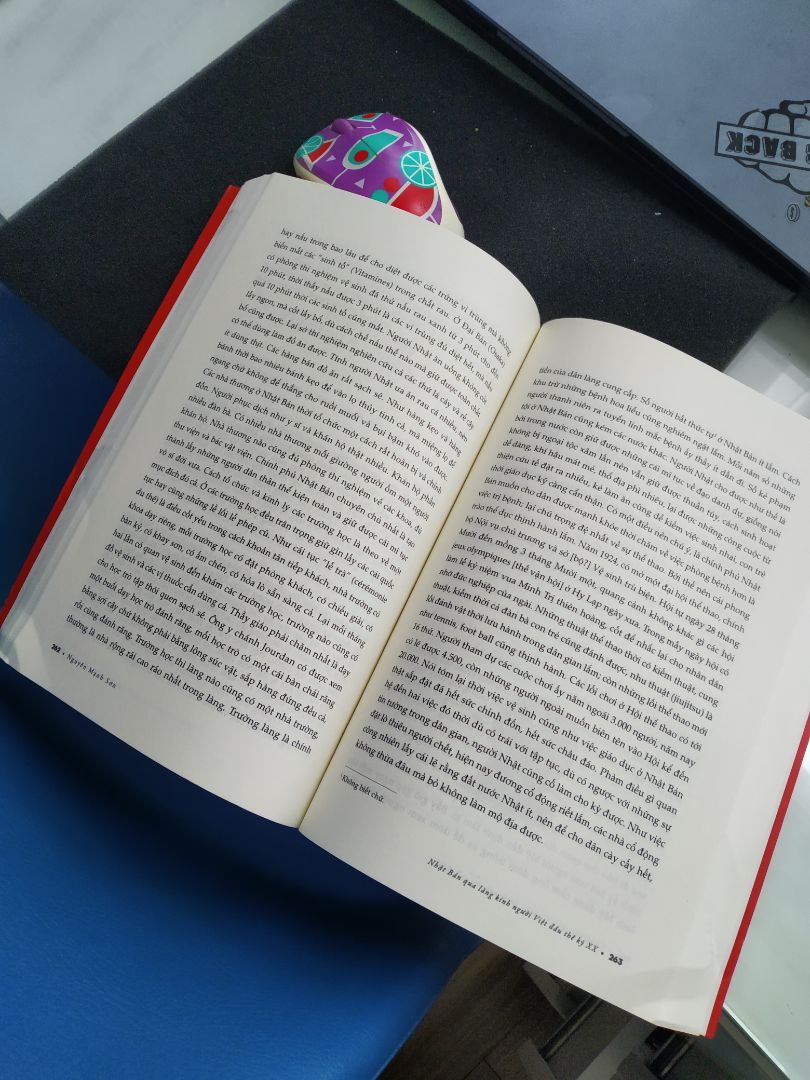 Sách bị dập góc nhẹ, giá thì rất OK, giao hàng nhanh.