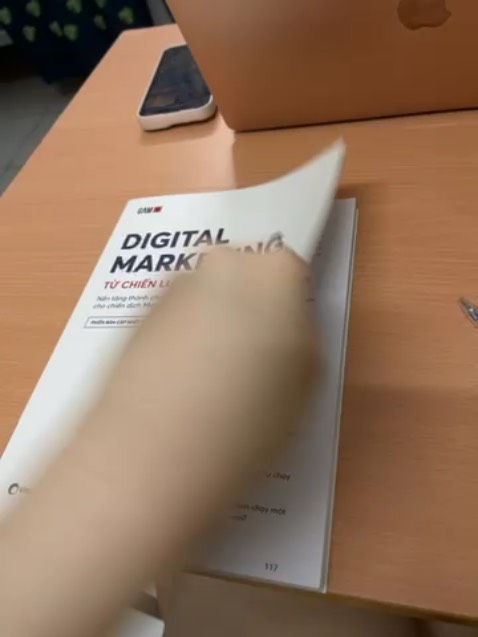 Sách đẹp, giao nhanh trước dự kiến luôn cơ mà hơi bị nhăn nhẹ ở các lỗ trên bìa