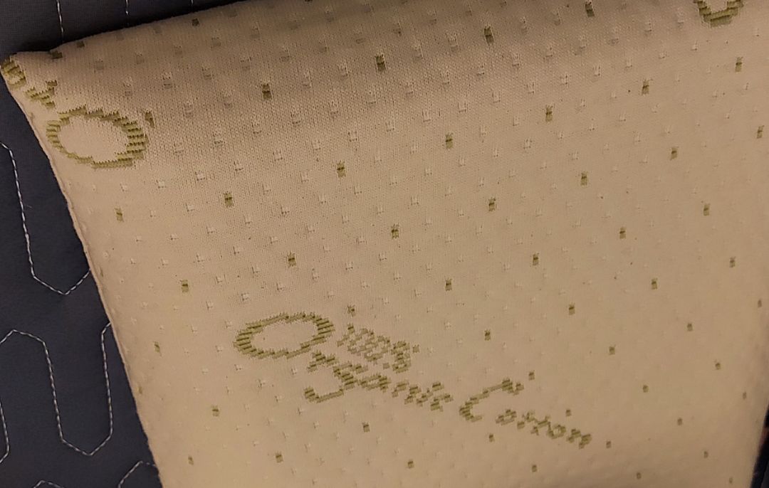 Mới đầu nhìn thấy sp thích lắm luôn nhưng tháo vỏ gối ra giặt thì nhìn thấy cái tag để 35% organic cotton, 65% polyester chứ k phải 100% organic cotton như bên ngoài vỏ gối thấy hoang mang. Có nhắn tin hỏi shop nhưng k được 1 lời phản hồi dù thấy shop online liên tục. Ngoài chất liệu vỏ gối ghi thông tin k đúng thì nệm cao su cao vừa phải và khá mềm rất thích, vỏ gối cũng khá mềm mịn. Giá thành hợp lý!
Mong shop ghi thông tin sản phẩm đúng sự thật để khách hàng yên tâm sử dụng đặc biệt là những sp dành cho trẻ nhỏ.