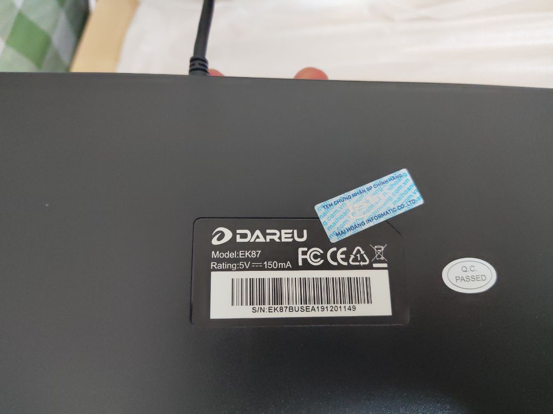 Đặt hàng chiều 25 đến trưa 29 nhận hàng. bàn phím giao không có dấu hiệu cấn móp, *** phím ok, các phím độ nẫy đều nhau và khá chắc chắn, ko có phím liệt hay ko nhạy. chi tiết hơn thì sử dụng thời gian mới biết. có điều đèn phím hơi mờ, không sáng hết ký hiệu trên phím dùng đem tôt nhưng ngày thì khó thấy.