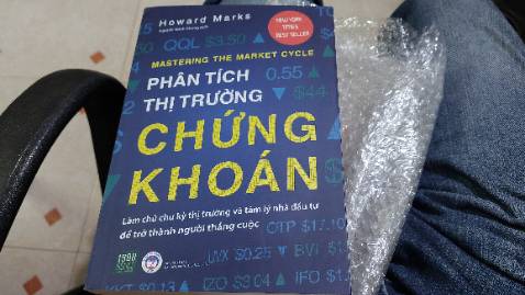 Về nội dung thì được trình bày rõ ràng,  phù hợp với cả người mới bắt đầu lĩnh vực CK và người đã có kinh nghiệm. Giấy đẹp, in tốt. Tuy nhiên liệu sách giao mình bị biến dạng ở góc trên, không hài lòng điều này. Mình có kèm hình ảnh.