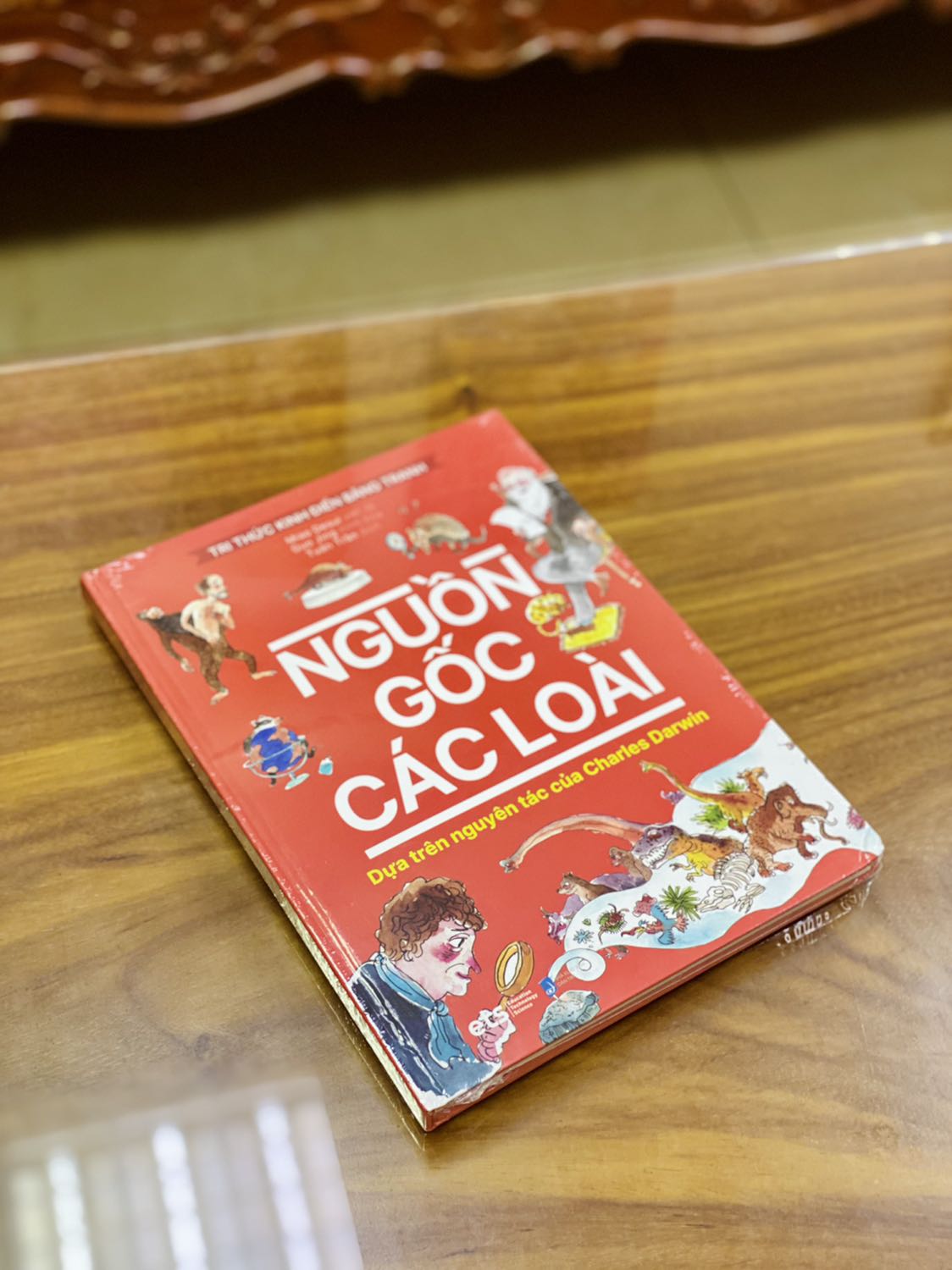 - Fahasa giao hàng nhanh hơn dự kiến 2 ngày, kiện hàng luôn được đóng gói chắc chắn, sách được bọc màng co và chống sốc tuy nhiên bìa sách có nhiều vết hằn, các góc sách bị cong và rách nhẹ. Có thể do quá trình bảo quản chưa được cẩn thận (không phải từ việc vận chuyển).
- Về mặt hình thức sách có bìa cứng, khổ to, cầm khá nặng và chắc chắn. Sách được in màu toàn bộ trên giấy bóng, chất lượng giấy tốt, hình ảnh minh họa sinh động, nhiều màu sắc. 
- Về mặt nội dung cá nhân mình thấy sách trình bày khoa học theo từng phần, từng chương, cung cấp nhiều kiến thức bổ ích. Sách phù hợp cho các bạn thích môn sinh vật học.