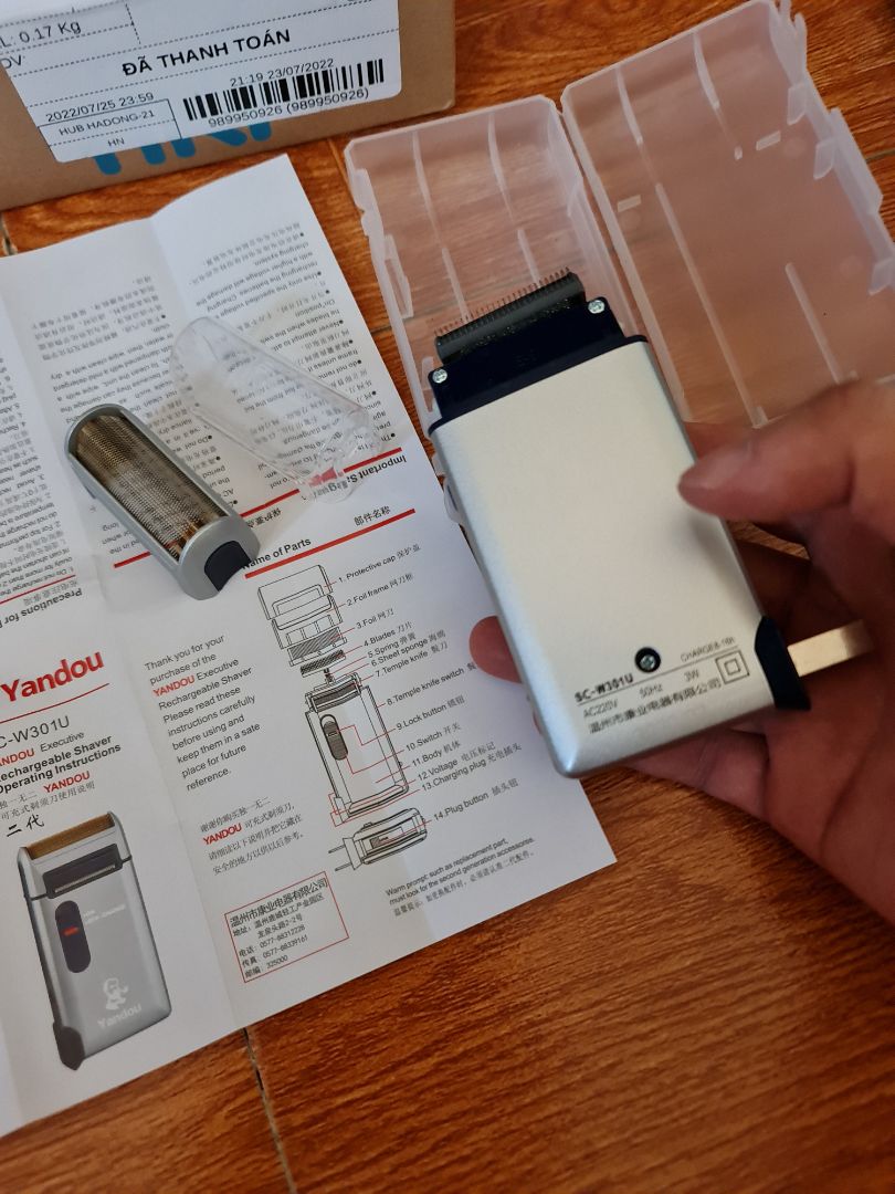 Một chiếc máy cạo râu rất tiện dùng và okay, từ ngày mua về, cũng đã cạo 2-3 lần rồi. Mình vẫn đang sử dụng pin sẵn có còn theo máy, chưa cắm sạc, nhưng đã 1 tuần vẫn chạy mượt, lưỡi dao cạo sắc bén, có dùng thêm bọt cạo râu khi dùng với máy, cảm giác da mịn sau khi cạo. cũng rất sạch, đã ko còn cảm giác khi cố gắng cạo bằng dao cạo nữa rồi, dùng mấy cái dao cạo 1 lần, thì chỉ 1-2 lần là còn sắc bén thôi, chứ nếu k thay lưỡi thì chịu, ko sạch được. với máy này thì okay. Nguyên đai nguyên hộp như ảnh nhé các bạn. Có hướng dẫn sử dụng tiếng anh và tiếng trung. Ngoài hộp giấy còn 01 hộp nhựa, có thể đảm bảo cầm máy đi du lịch, đi xa được. Với mức giá thành như này, ổn áp rồi, hy vọng sẽ sử dụng được lâu và bền. Thời điểm mình mua là giá 87k. Các bạn có thể xem thêm review từ mình cho các sản phẩm khác ở trang cá nhân tiki https://tiki.vn/feed/profile/21579466*** nhé.