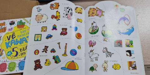 Sách màu sắc tươi, hình sticker đẹp, khổ sách khá to, giá hợp lý. Bé chưa biết đọc chữ thì cần người lớn chơi cùng, đọc & hướng dẫn bé cách dán hình phù hợp nội dung.