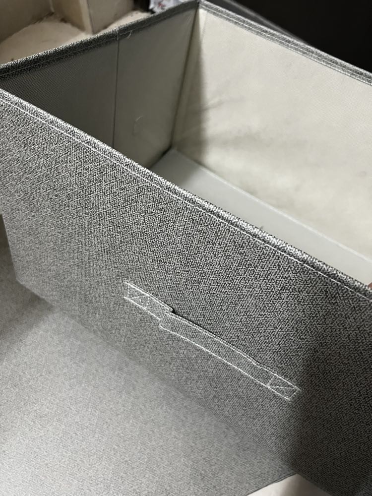 Shop giao hàng rất nhanh nhaa mình mới đặt thứ 5 mà sáng thứ 6 đã nhận đc rồi á
Hộp vải bên ngoài màu khá xinh đúng với ảnh mẫu. Mình có nhờ shop tư vấn về kích thước vì không ước được kích thước thật mà mấy bạn admin bên này tư vấn nhiệt tình lắm ý☺️
Điểm trừ nho nhỏ là hộp có mùi hơi hắc một chút chắc do mình nhạy cảm. Nói chung là cho shop 10đ nhaaa lần sau sẽ ủng hộ tiếp:3