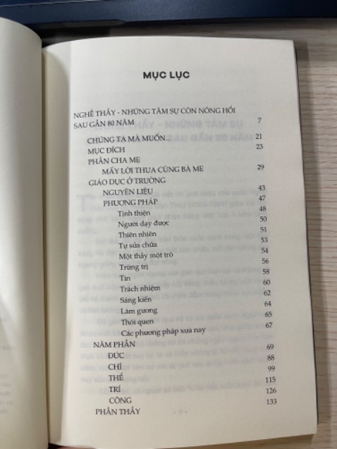 Sách đẹp,mỏng, giấy mịn, chất giấy không gây loá mắt, ngôn từ dễ hiểu, giao hàng nhanh (từ khi đặt đến lúc nhận khoảng 2-3 ngày) buồn 1 nỗi là không có bookmark Sách đẹp,mỏng, giấy mịn, chất giấy không gây loá mắt, ngôn từ dễ hiểu, giao hàng nhanh (từ khi đặt đến lúc nhận khoảng 2-3 ngày) buồn 1 nỗi là không có bookmark
