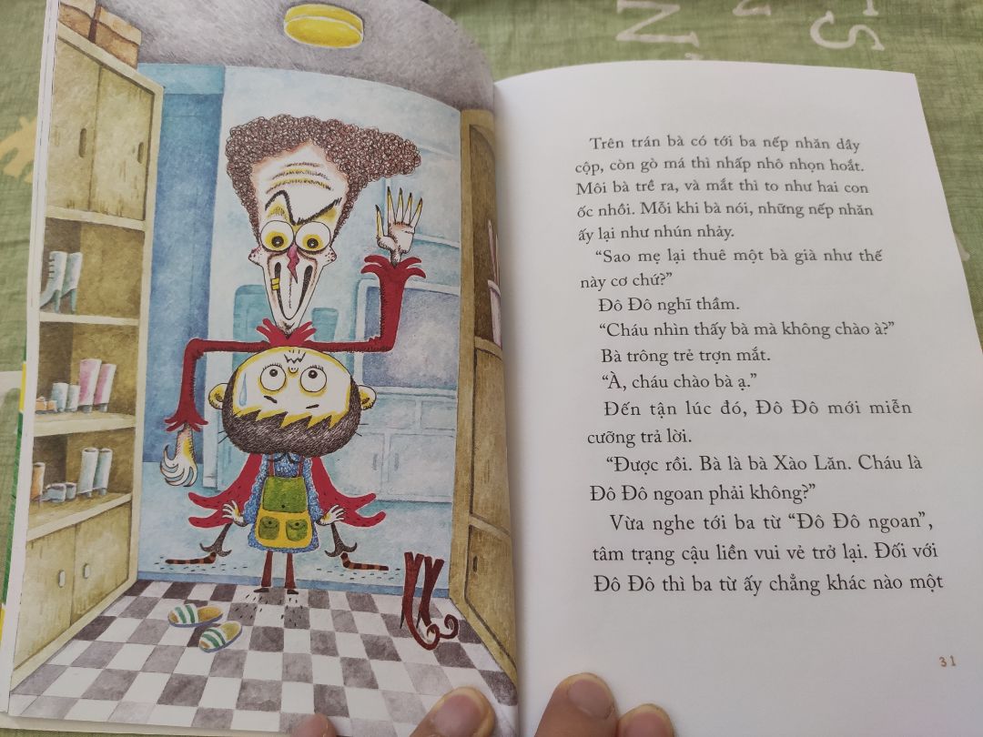 Truyện kể về cậu bé Đô Đô vì muốn được khen là bé ngoan nên chấp nhận làm cả những việc khiến bản thân không thoải mái, sau có bà giúp việc kỳ quặc xuất hiện bắt cậu nhìn thẳng vào sự thật... Giọng văn miêu tả vừa mạch lạc vừa giàu tính tưởng tượng, có bài học đạo đức, lại nhiều tranh rất đẹp. Sách hợp với lứa tuổi tiểu học nhưng một con cháu tuổi mầm non của cũng đòi, còn mình già thế này đọc vẫn cười rinh rích. Truyện mỏng mỏng, nhảm nhảm mà vẫn có bài học đạo đức, tranh màu đẹp, hợp với các cháu cấp 1. (tranthutrang.net)