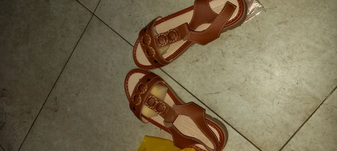 tạm thời hài lòng với sản phẩm dép nữ !