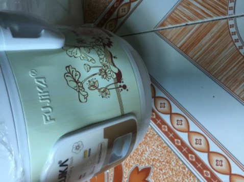 Hàng bị móp méo, mình vừa khui ra bị móp như thế này đây, nhưng không biết làm sao liên hệ để đổi lại hàng