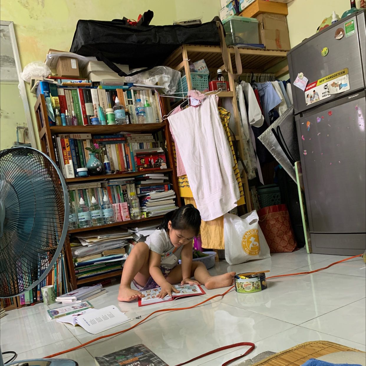 Giao hàng nhanh, đóng gói cẩn thận. Đợi mãi mới dc sale nên mới mua dc, cháu mình rất thích về là đọc ngay.