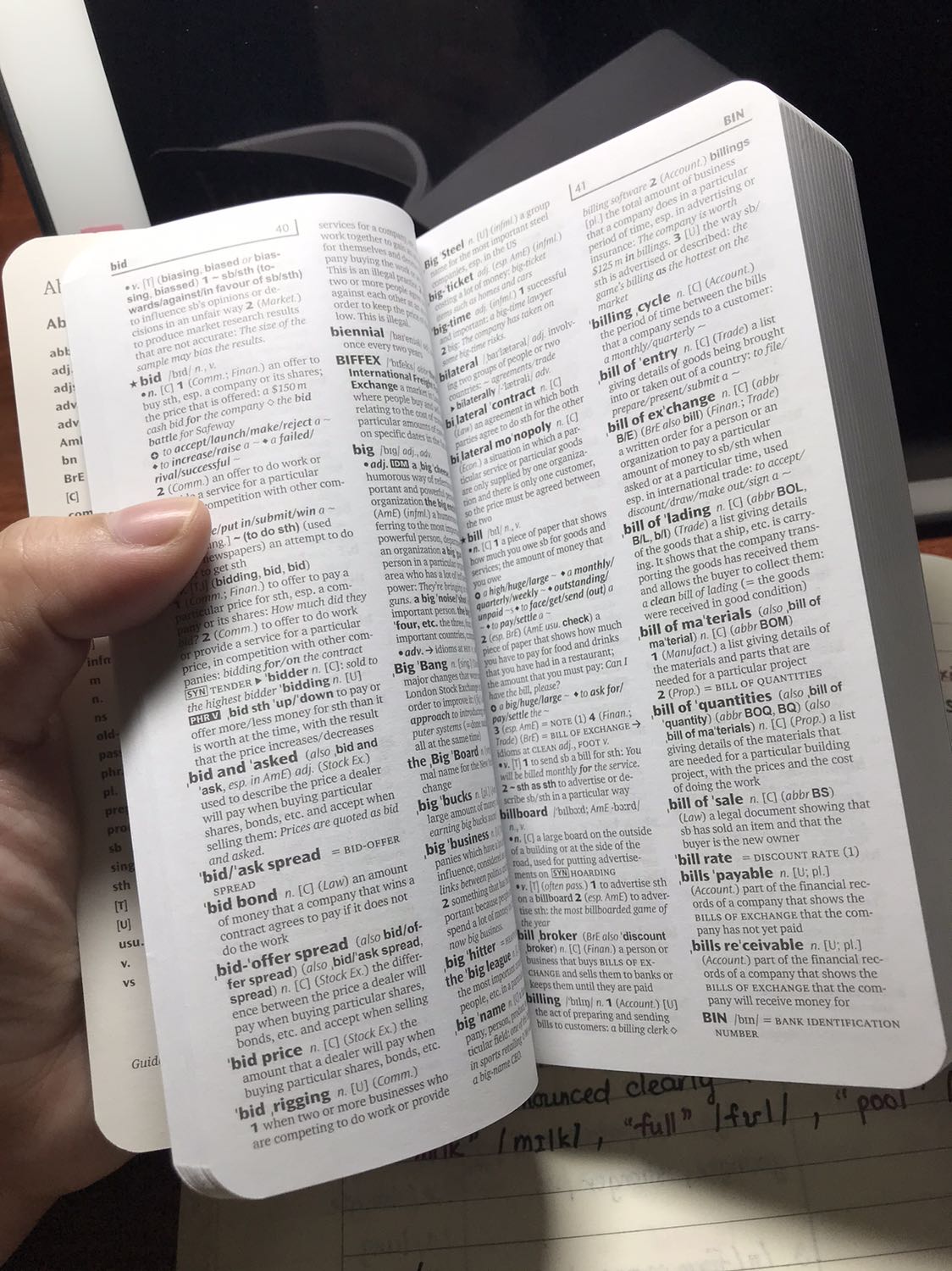 Sách mới, hình thức đẹp, nhỏ gọn nhưng khá đầy đủ từ vựng hữu ích, cũng tiện để mình mang theo bên người khi đi học. Giá cũng hợp lý. Tiki giao hàng nhanh, nhân viên lịch sự, mình rất hài lòng về dịch vụ lần này nên cho Tiki 5 sao