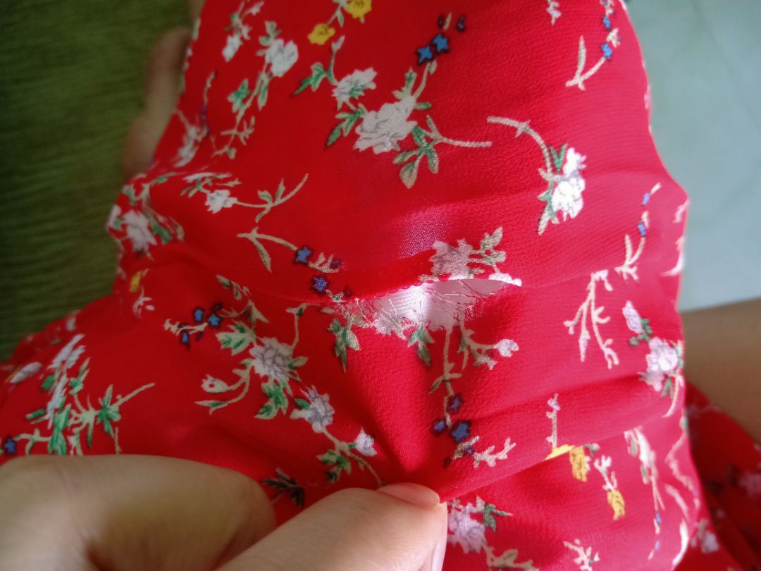 váy rộng, mỏng, đường chỉ ẩu rách, so với giá tiền ko đáng