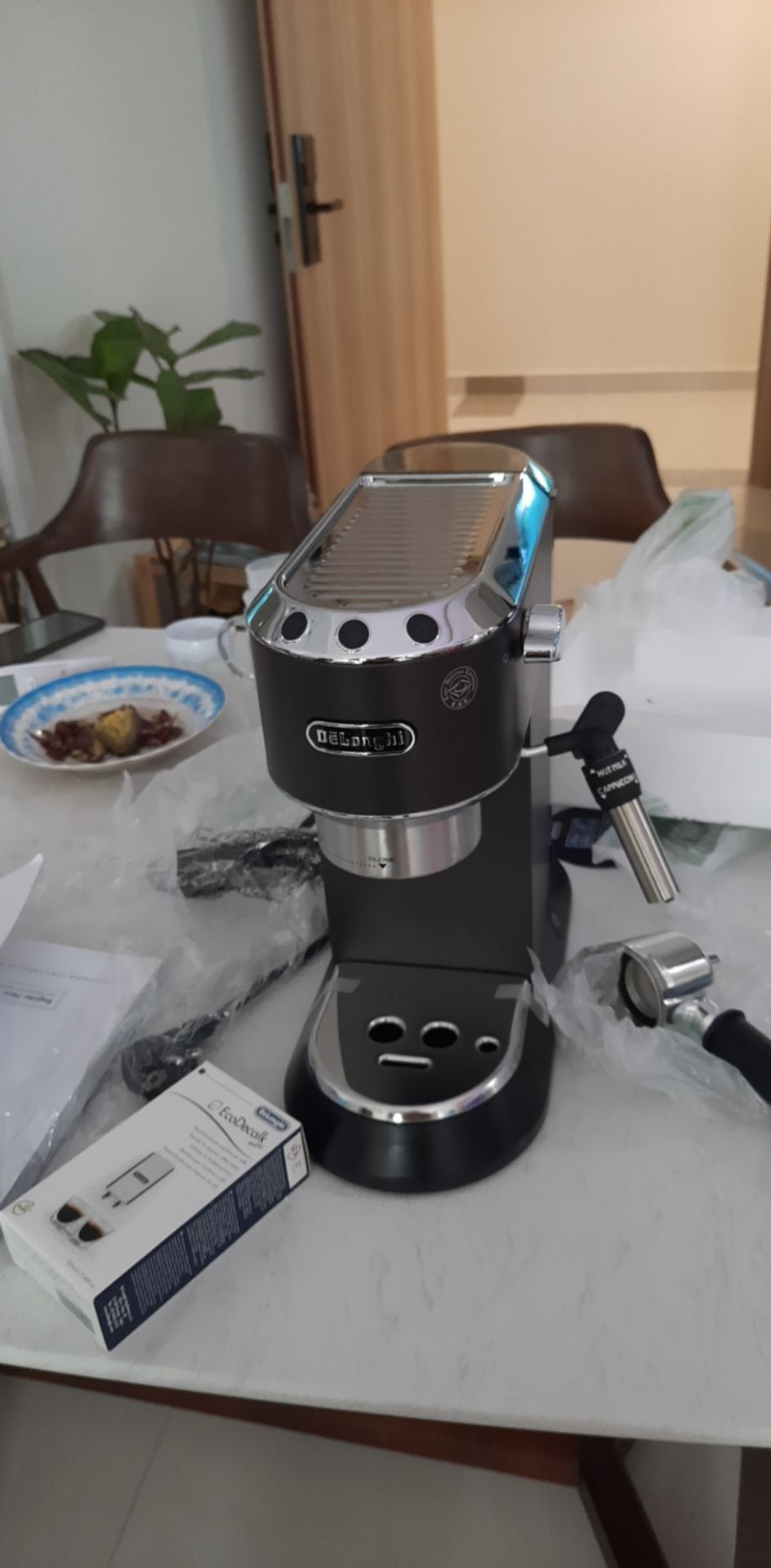 tiki làm ăn sống nhăn, máy pha cf bị lỗi mang đi bảo hành từ ngày 09/05 đến giờ ngày 06/06 liên hệ nhiều lần vẫn ko chịu trả máy cho người mua. trong khi bên bán máy nói đã bảo hành xong. tôi email va liên hệ nhiều lần mà vẫn ko chịu trả, thế là sao. Sao này sẽ ko bao giờ mua mấy hàng đắt tiền bên Tiki. bảo hành kiểu này tiêu