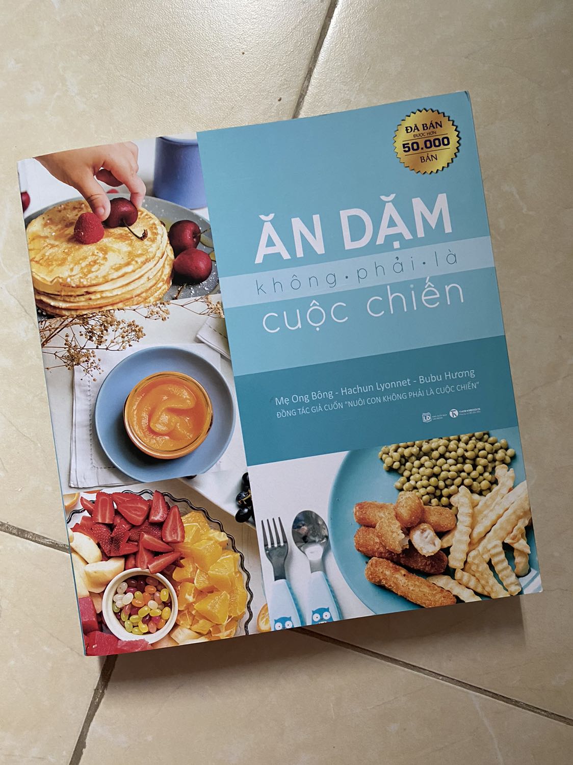 Sách rất dày. Trang giấy trắng, dày dặn. Trình bày rõ ràng, có ảnh minh hoạ đẹp mắt. Giá rẻ hơn nhiều shop. Nên mua nha các mom. Sách rất dày. Trang giấy trắng, dày dặn. Trình bày rõ ràng, có ảnh minh hoạ đẹp mắt. Giá rẻ hơn nhiều shop. Nên mua nha các mom.