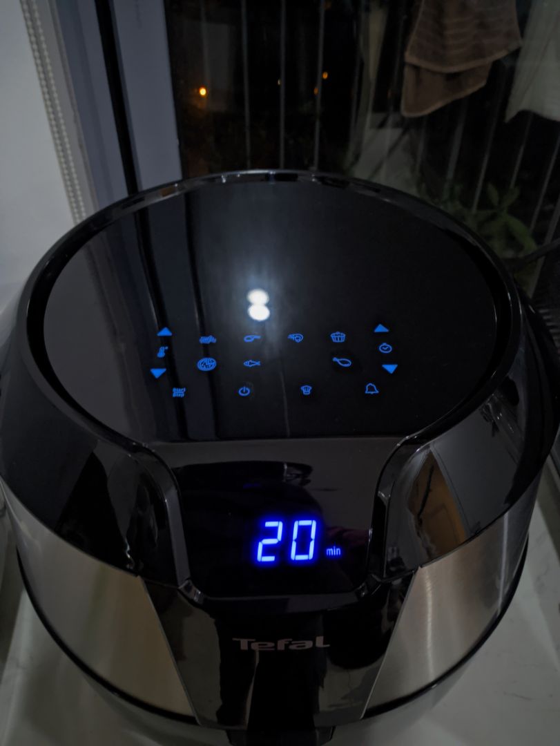 Lại một chiếc nồi siêu to của Tefal về với căn bếp của mình.Giá sale 3tr4 cả ship đc khuyến mãi thêm 1 cái nồi nhỏ. Tốc độ ship nhanh gần như tikinow,hôm qua đặt chiều nay đã giao.
kết quả lần đầu thử bếp khá ổn, da vàng ươm, giòn rụm.
Nói chung là hài lòng.