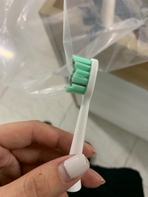 Đóng gói chắc chắn,mẫu mã nhìn sang, đẹp;  cầm hơi nặng tay 1 chút. Có chế độ gió mát và nóng khác nhau, sấy mạnh. Sấy lâu không bị mùi hắc. Nói chung là tốt