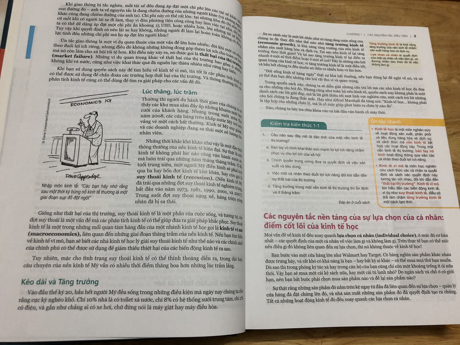 Sách bìa cứng, giấy bóng hơi loá một chút nhưng đọc vẫn ok. Quan trọng nhất là nội dung kiến thức rất giá trị cho người muốn tìm hiểu sâu hơn về đầu tư như mình. Tiki giao hàng nhanh mặc dù là chọn giao hàng tiết kiệm. Sách bìa cứng, giấy bóng hơi loá một chút nhưng đọc vẫn ok. Quan trọng nhất là nội dung kiến thức rất giá trị cho người muốn tìm hiểu sâu hơn về đầu tư như mình. Tiki giao hàng nhanh mặc dù là chọn giao hàng tiết kiệm.
