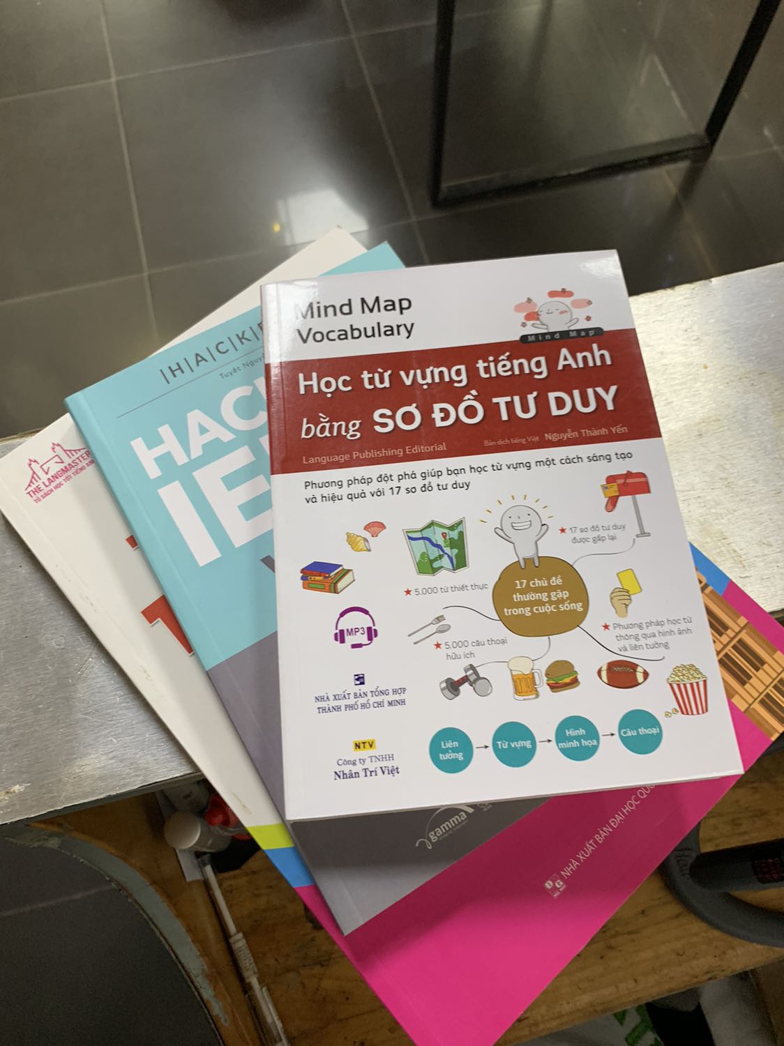 Sách khá hay, 30 tuổi mất gốc mà đọc vẫn dễ vào, nói chung học cuốn này xong sẽ đạt tầm B2