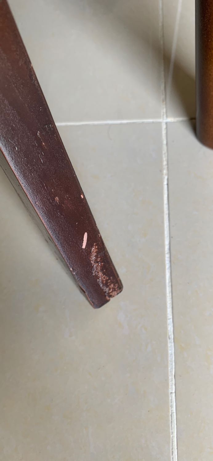 Sản phẩm giống với quảng cáo, mùi sơn (giống như mùi xăng vậy) nồng nặc, khó chịu qua nay chưa hết, có 1 số vết trầy tróc gì đó không biết lý do là gì