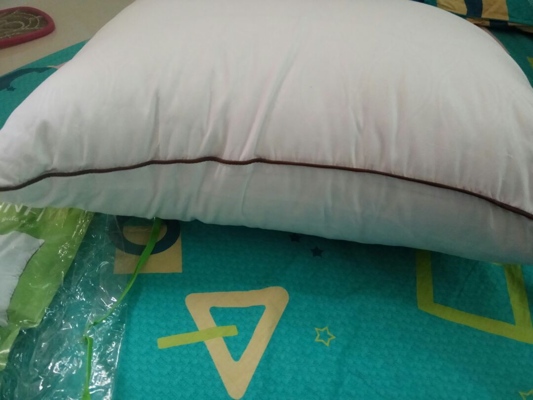 Gối êm , nhưng hơi xẹp , mình nằm gối cao quen rồi nên phải lót thêm 1 gối ở dưới nữa , bù lại thì nằm thoải mái dễ chịu ... hàng đóng gói kỹ . Gối mua về hơi có mùi nên phải giặt sơ lại
