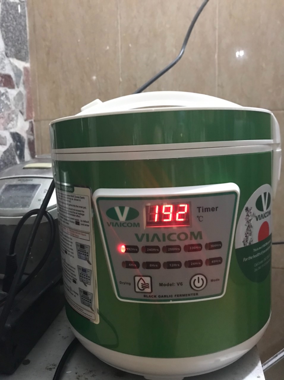 Mình vừa cho ra lò mẻ tỏi, tỏi ra rất đều, đen, dẻo và ngọt. Máy linh hoạt quá có nhiều chế độ làm tỏi nên mình mua tỏi loại nào về cũng làm được không phải ke ngày như máy trước đây mình dùng  Shop ah. Các chế độ lại có đèn Led sáng nên mình biết là mình đang làm ở chế độ nào.  Mình xếp đầy cả 4 tầng luôn, số lượng hơn hẳn máy cũ mình dùng. Cả nhà mình đều dùng tỏi đen thường xuyên nên máy mình cho chạy hết công suất luôn SHop ah. Mình lại vừa cho làm mẻ tiếp theo chạy tiếp tỏi Lý sơn, mình chỉ dừng có 1 ngày để vệ sinh xoong và khay , chắc không sao Shop nhỉ?