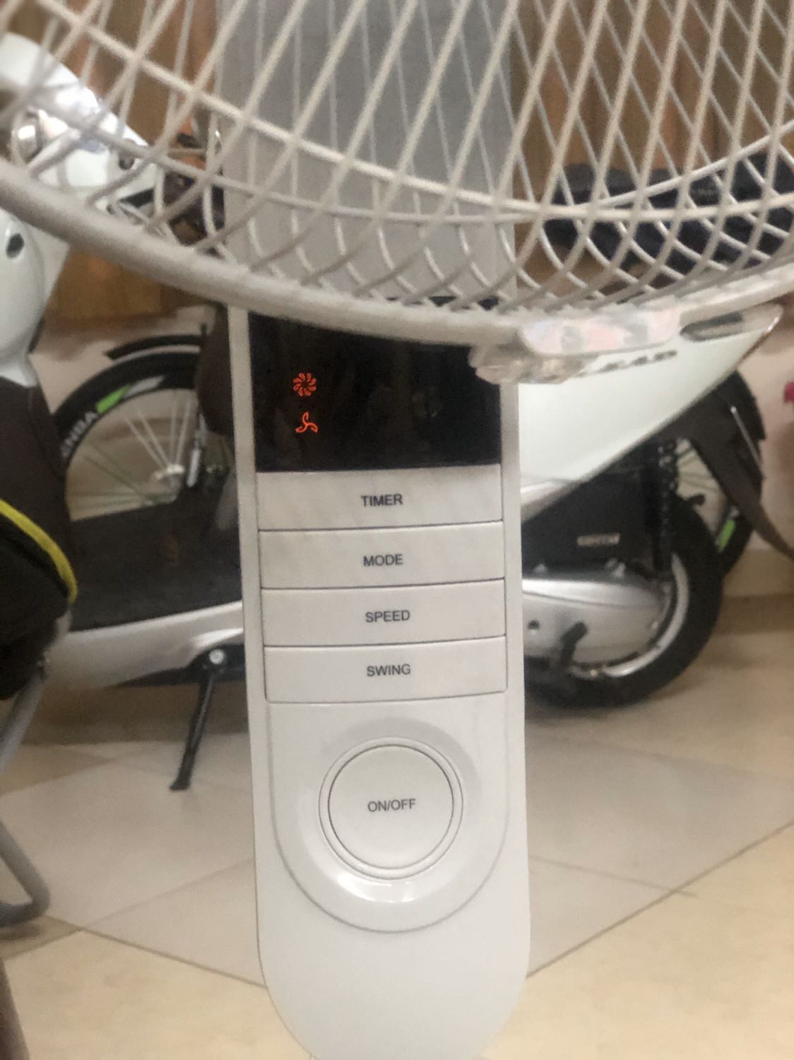 Quạt êm. Quạt này bị đánh giá 2 sao do ko tiết kiệm năng lượng dc dán trên quạt. Remote nhạy. Chân đứng nặng nên giữ cho quạt cứng cáp. Giao hàng quá lâu đặt hàng tháng 8 mãi tới tháng 10 mới giao, nếu ko nhắc chắc cũng k biết khi nào mới giao