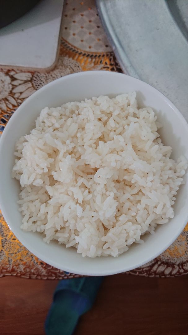 Nồi dùng khá chất lượng, cơm nấu theo kiểu các hạt gạo chín riêng rẽ, nhìn cơm như kiểu tách rời các hạt ra, gạo 16K/kg mà nấu ăn cảm giác ngon hơn gạo 36K/kg (nấu bằng nồi cơ bình thường) 😄.