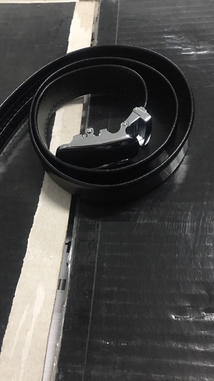 Thắt lưng thiết kế thời trang. Nhìn đơn giản nhưng khá đẹp và dễ phối đồ. Phần khoá thắt lưng thiết kế chắc chắn. Phần dây da vừa mềm vừa dài. Da chắc chắn bóng đẹp. Đường may chắc chắn, giá cả thì quá là hợp lý luôn. Shop đóng hàng cũng cẩn thận nữa. Thanks shop.