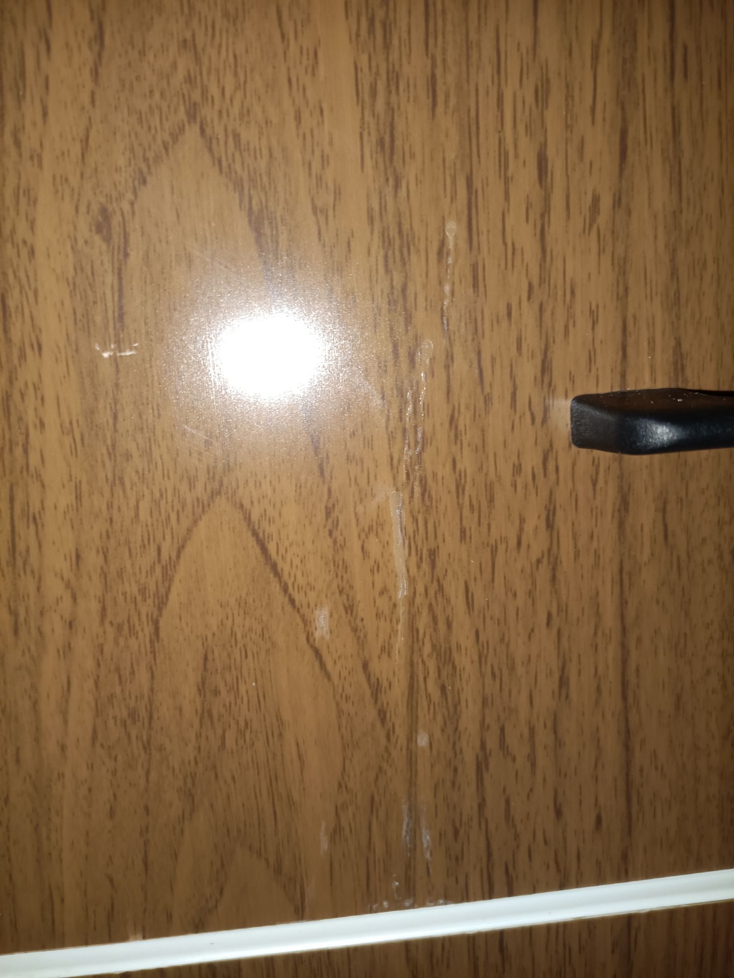 Thứ nhất tủ không giống hình là có bánh lăn. Thứ 2 các khớp khít quá hơi khó mở nên dễ ma sát với nhau sẽ có vết. Thứ 3 tủ dính cả keo gì đó không thể lau đi được và có thêm 1 vết nứt. Hơi tệ nhưng vẫn dùng được. Do hàng cồng kềnh nên di chuyển đi lại hơi khó cũng không muốn làm khó shop không trả lại shop lại mất phí di chuyển đi lại. Lần sau shop nên kiểm tra tủ trước khi bàn giao cho khách để đỡ xảy ra việc đổi trả lại tủ. Dù gì để vẫn dùng được nên không cần trả, để shop 2 rút kinh nghiệm