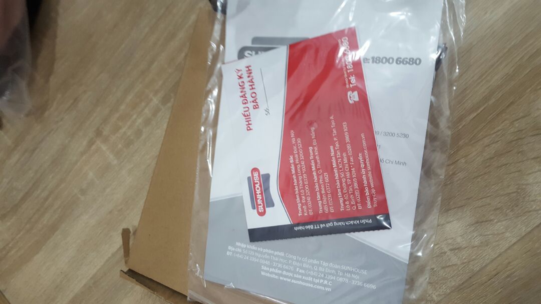 tiki gói hàng rất kĩ lưỡng, sp được bọc trong xốp chắc chắn, có phiếu bảo hành bên trong. dây hơi ngắn tí nhưng được cái bình nước thủy tinh nên nhìn rất đẹp. khi đun sẽ có đèn xanh trông bắt mắt.