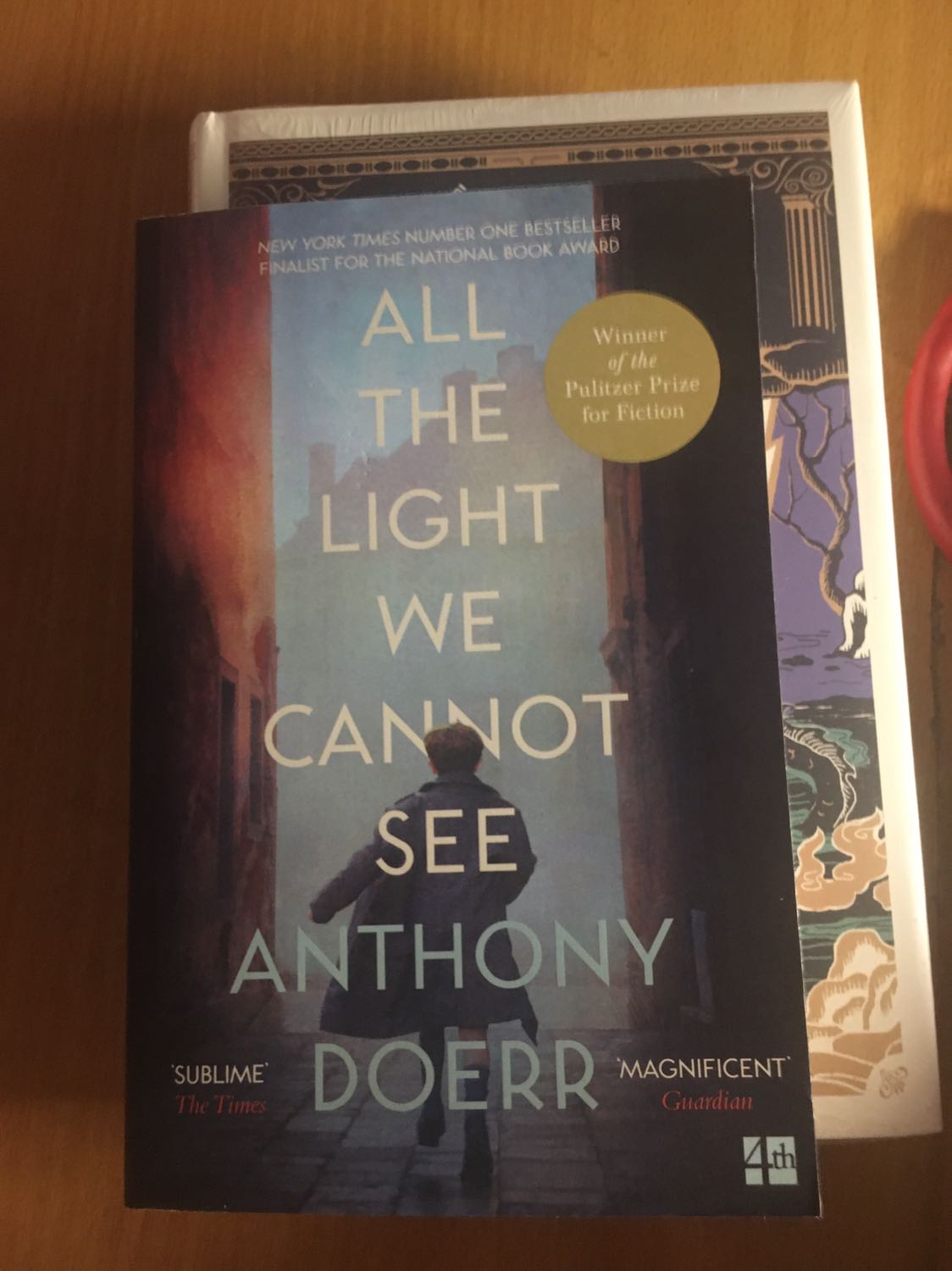 Quá ư là ưng, sách không rách hay nhăn nhúm. Lúc đầu mình tưởng là bản khổ to nhưng sách chỉ là bạn khổ vừa. Mọi thứ đều đẹp. Giao hàng siêu nhanh, đặt lúc đêm mà trưa hôm sau ngủ dậy để gọi nhận hàng luôn.