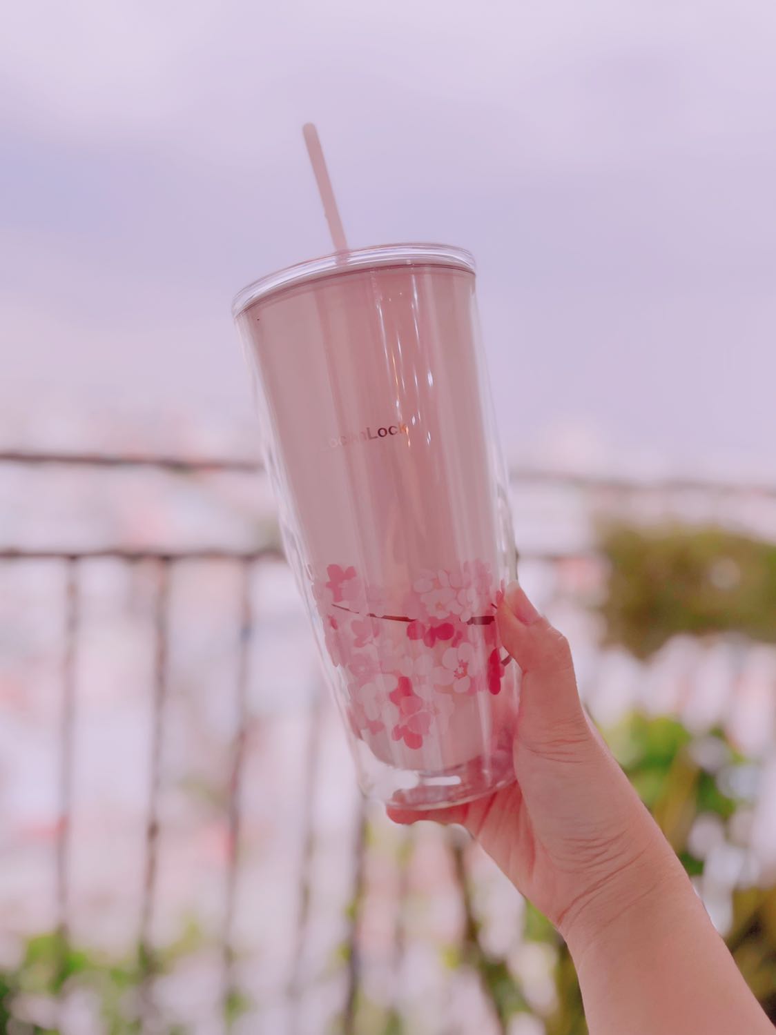 Màu hồng siêu ngọt siêu cưng. Nắp có giăng silicon nên hít chặt vào ly. Hàng Lock nên không hôi mùi nhựa nên mình sử dụng rất an tâm. 5 sao cho bé này.