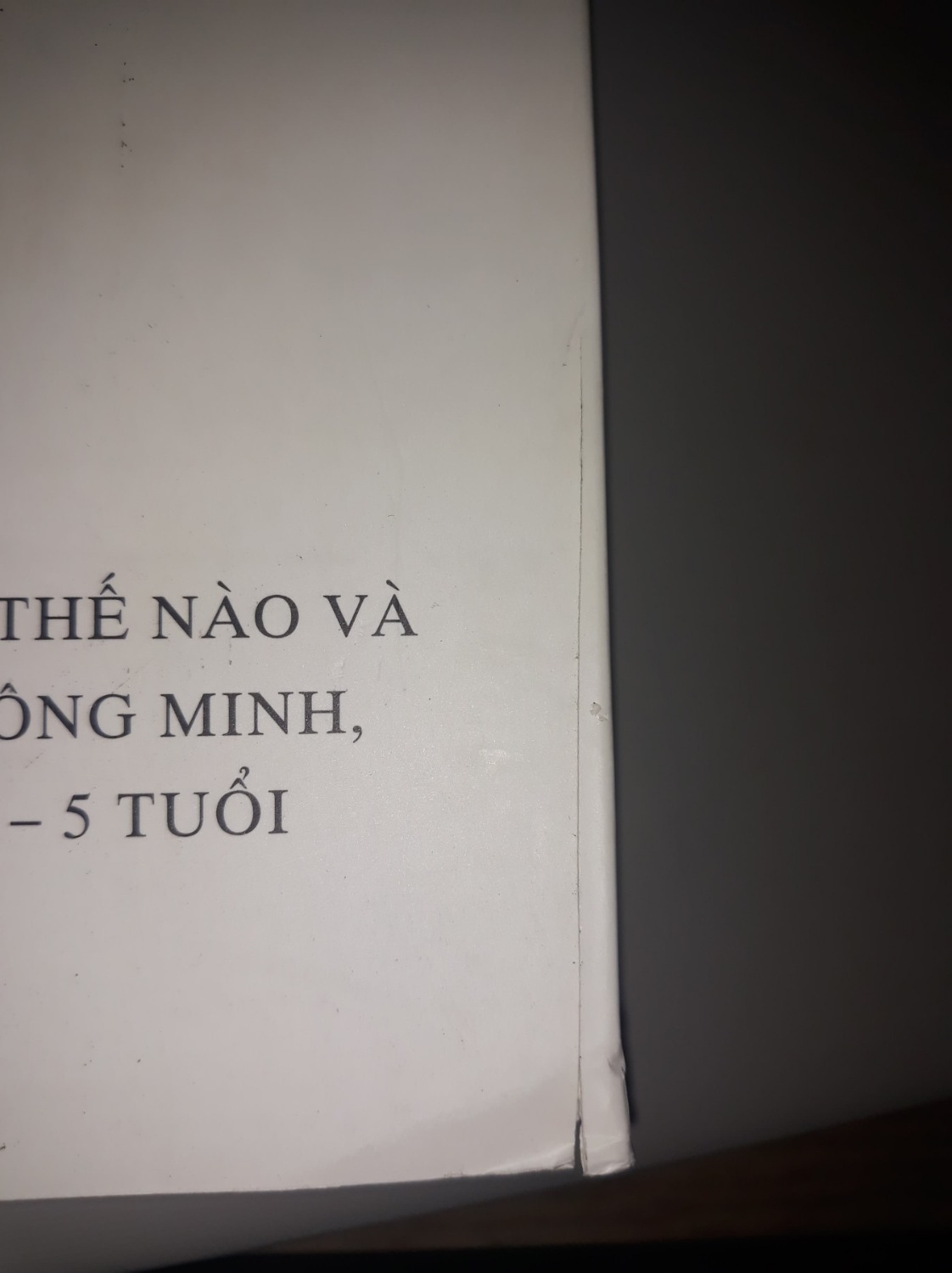 Đây là lần thứ 2 trong vòng 1 tháng mình đặt mua sách ở Tiki nhưng thật sự thất vọng về cách đóng gói ẩu. Lần đầu thì gập cuốn sách khổ to lại để cho đặt vừa vào cái hộp nhỏ. Và lần này thì dùng dao rọc giấy để cắt hộp và cắt vào luôn cả sách của mình.
