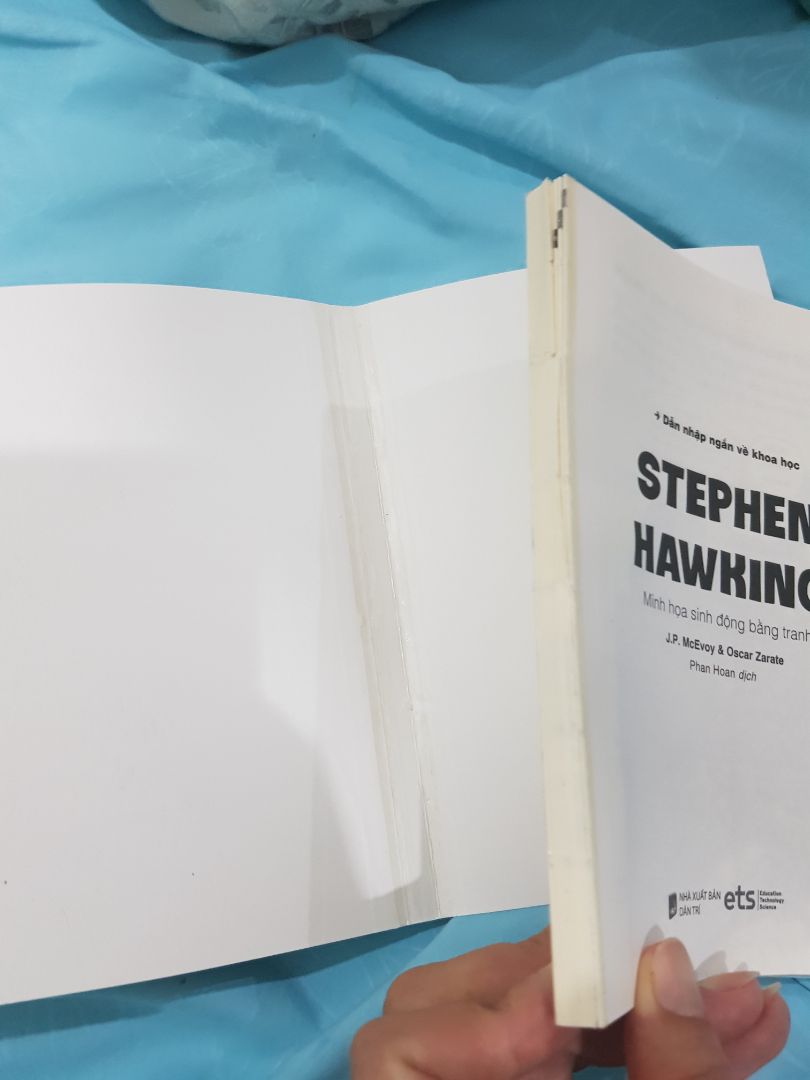 nhận sách về mới đọc vài trang đầu đã rơi bìa, chữ thì nhòe, giống sách giả vậy