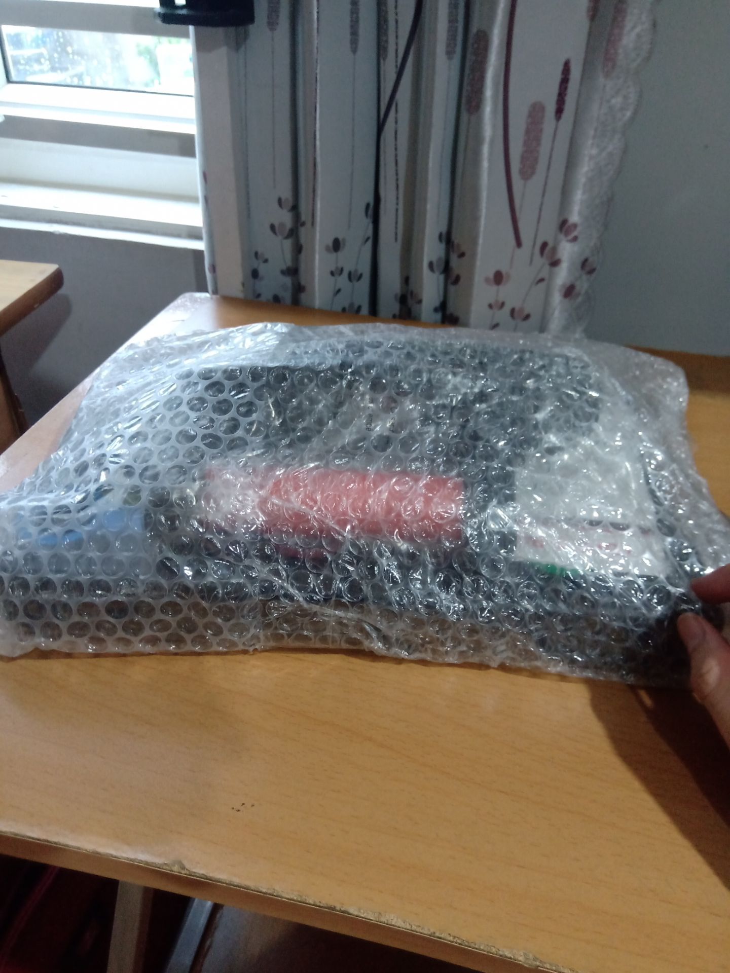 hàng khi ship tới thì hộp đã bị hư hỏng khá nhiều. Chắc do về vấn đề vận chuyển mùa dịch nên hàng hư hại cũng may không hỏng hóc bên trong, nhờ tiki xem lại phần mày giùm mình nhé. Về sản phẩm thấy chắc chắn, giống quảng cáo :)) nhưng chất lượng xem qua là okay đấy, còn bền lâu hay không là chuyện khác. Thử xong sẽ rõ. Cảm ơn nhà cung cấp, Tiki và các anh shipper nhé. Mọi người vất vả rồi ạ