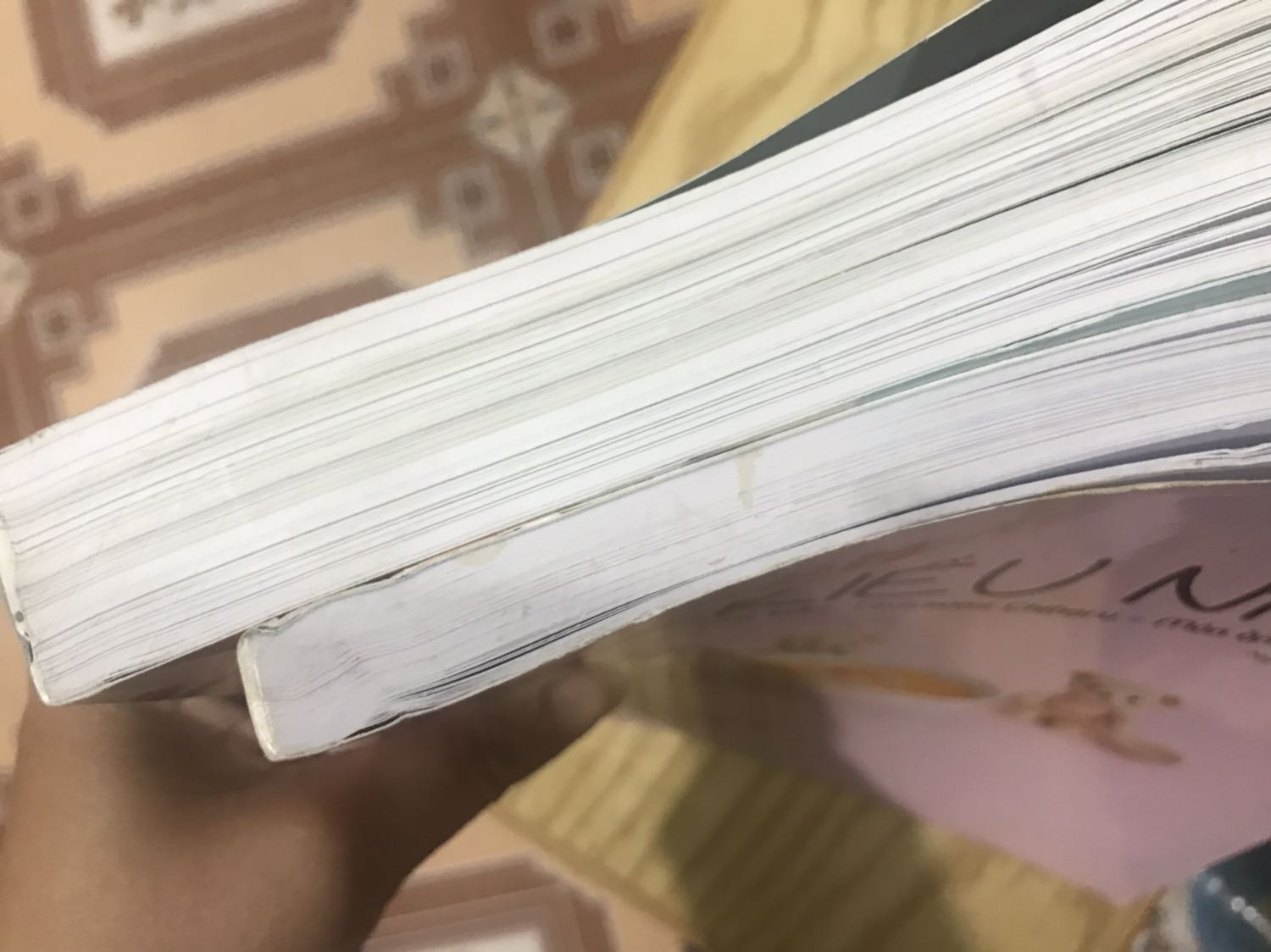 Sách được giao đến tay với chiếc hộp bị lủng! Vứt hộp từ hqa rồi nên ko chụp đc ảnh. Thương a ship nên nhận. Nhưng khâu đóng gói thật sự quá chán. Chồng mk động vào con hỏi sách cũ ak!!! Vì các vết bẩn ở sách như ảnh mk chụp. Mk thấy thường là sách mới sẽ có nilong bọc cả quyển. Nhưng lúc mk nhận ko thấy có...