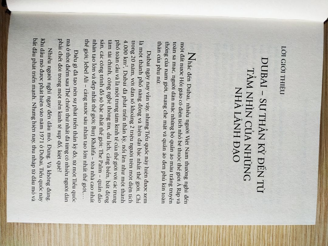 Sách mới, nội dung mình mới chỉ đọc được 1/3 nhưng mà cảm thấy rất thu hút, rất hayyyyyyyy. Mọi người nên mua để đọc nhé, cũng học được cách tư duy nữa đó. Dịch vụ tiki giao hàng siêu siêu nhanh. Tối hôm trước mình đặt mà sáng hôm sau mở mắt anh giao hàng đã gọi rồi. Tuyệt vời. Thanh you so much!