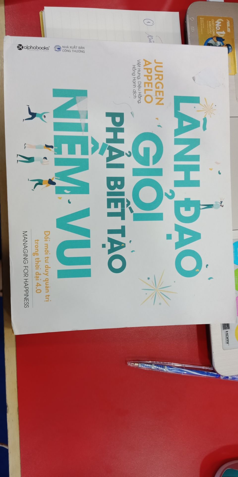 rất bực bội khi tháo hộp ra thấy cuốn sách cong vòng ở các góc. 
bìa sách thì có vài vết dơ như sách cũ. 
tôi yêu cầu tiki đổi hàng lại cho tôi ngay lập tức. 
hoặc nếu đã hết thì hoàn tiền lại. 
không thể chấp nhận một mặt hàng như vậy được