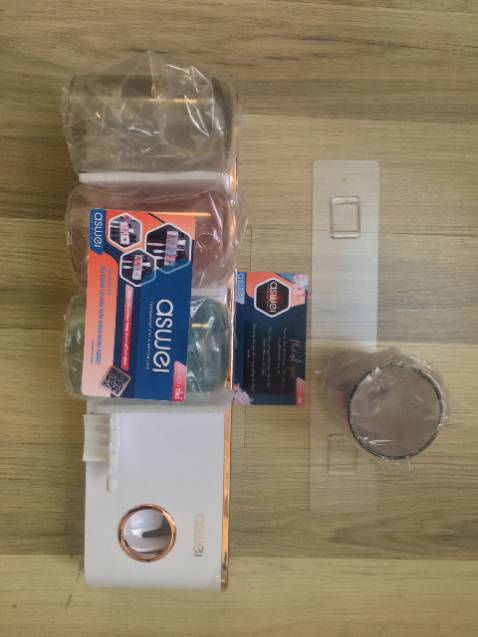 ✪✪✪✪✪ Bộ Dụng Cụ Nhả Kem Đánh Răng ASWEI:
✓ 100% là hàng chính hãng.

✓Thiết kế rất đẹp, đường viền mạ ánh vàng làm điểm nhấn cho sản phẩm.

✓ Chất liệu thân kệ và cốc làm từ vật liệu nhựa tốt. Đã kiểm tra cốc bằng nước nóng rất OK.

✓ Lắp đặt mình thấy đơn giản ( thuộc dạng dùng miếng dán tường chịu lực). Phía trên có hộc để đồ, để được những vật dụng nhỏ tiện lợi. Bám chắc và chịu lực tốt nên cũng yên tâm. 

✓ Kệ được tích hợp bộ nhả kem tự động nên tiện lợi hơn các mẫu khác, tất cả gói gọn vào 1 thân kệ.

✓ Thời gian giao hàng nhanh. Mình đặt tikinow nên hơn 1h là nhận được hàng luôn.

✓ Đóng hàng cẩn thận

✓ Sản phẩm có kèm hướng dẫn bằng tiếng Việt và 1 số lưu ý khi sử dụng nên rất hài lòng về phong cách phục vụ từ hãng ASWEI.

✓ Tặng shop và tiki 5 sao về chất lượng sản phẩm cũng như dịch vụ chăm sóc khách hàng chu đáo.

✓ Mua hàng chính hãng từ gian hàng chính hãng nên vô cùng yên tâm về chất lượng, dịch vụ hậu mãi, cũng như giá cả phù hợp nhất.

✓ Nói chung đây là mẫu sản phẩm có mẫu mã đẹp, bắt mắt.... nên mua nha mn.....