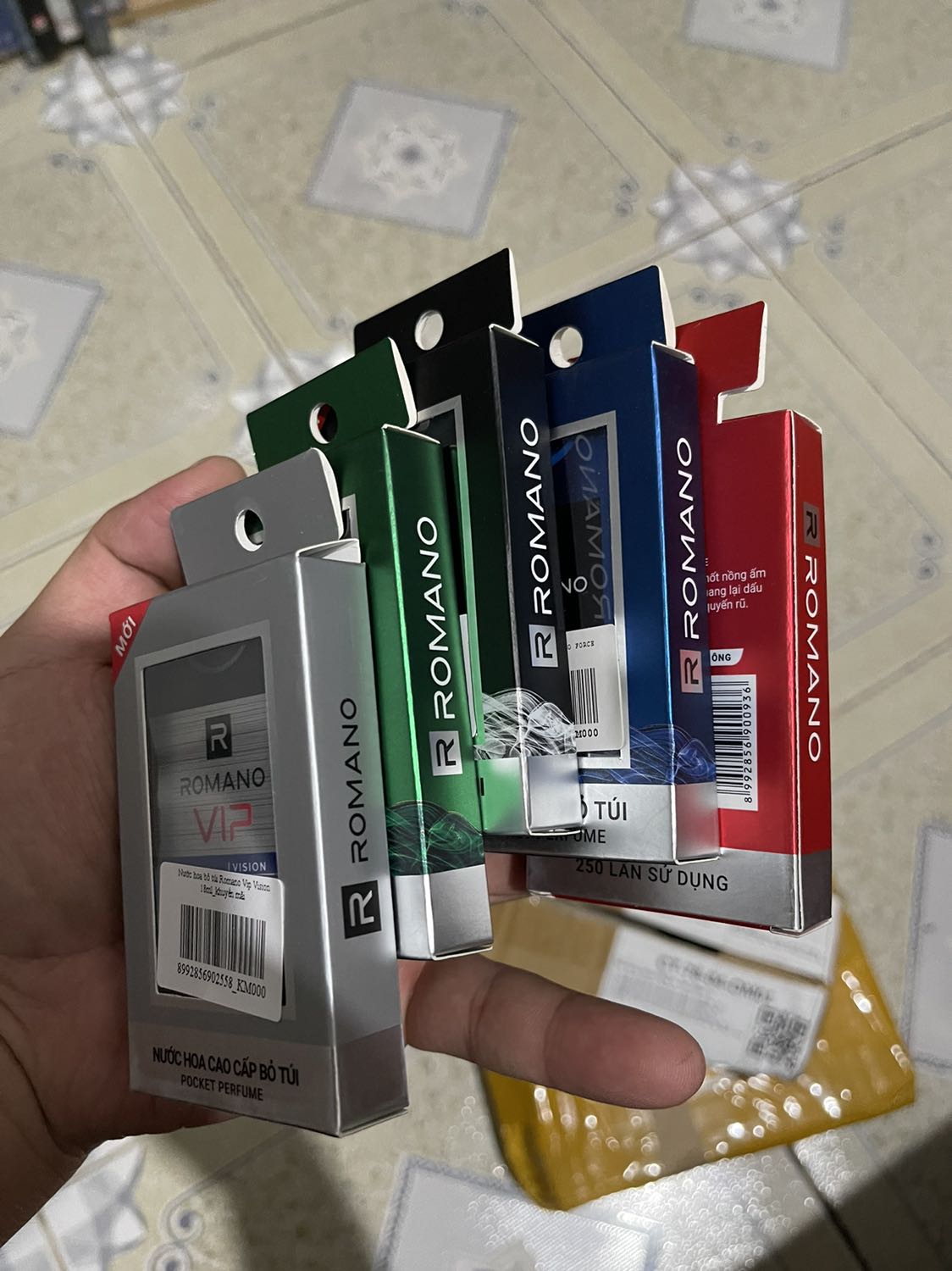 Vải mè kim: Trên bề mặt vải mè kim thường có nhiều rãnh nhỏ khá giống với lỗ kim. Vải rất được yêu thích để may áo nhóm, áo thể thao vận động, đồng phục kim xiếu khoanh ý chèo cheo đi qua ngon lắm ngọt