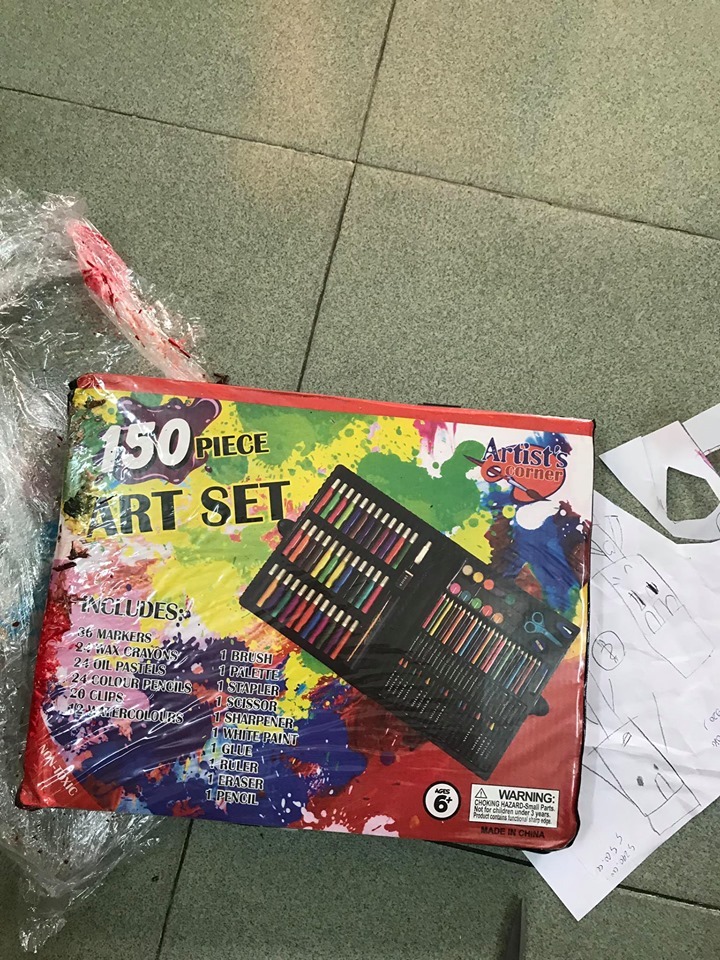 Như tiêu đề của nhận xét, hôm nay khi mình vừa nhận hộp màu, mình rất thất vọng. 
Hộp màu bị tràn, màu thì rất cũ và bám rất nhiều bụi (có thể là do hàng tồn kho chăng??). Mình vẫn chưa thử màu nhưng nhìn những cây màu bị tràn ra thì mình nghĩ chắc cũng không chất lượng mấy. Mong Tiki sau này giao hàng và kiểm tra đơn hàng có tâm hơn nha Như tiêu đề của nhận xét, hôm nay khi mình vừa nhận hộp màu, mình rất thất vọng. 
Hộp màu bị tràn, màu thì rất cũ và bám rất nhiều bụi (có thể là do hàng tồn kho chăng??). Mình vẫn chưa thử màu nhưng nhìn những cây màu bị tràn ra thì mình nghĩ chắc cũng không chất lượng mấy. Mong Tiki sau này giao hàng và kiểm tra đơn hàng có tâm hơn nha