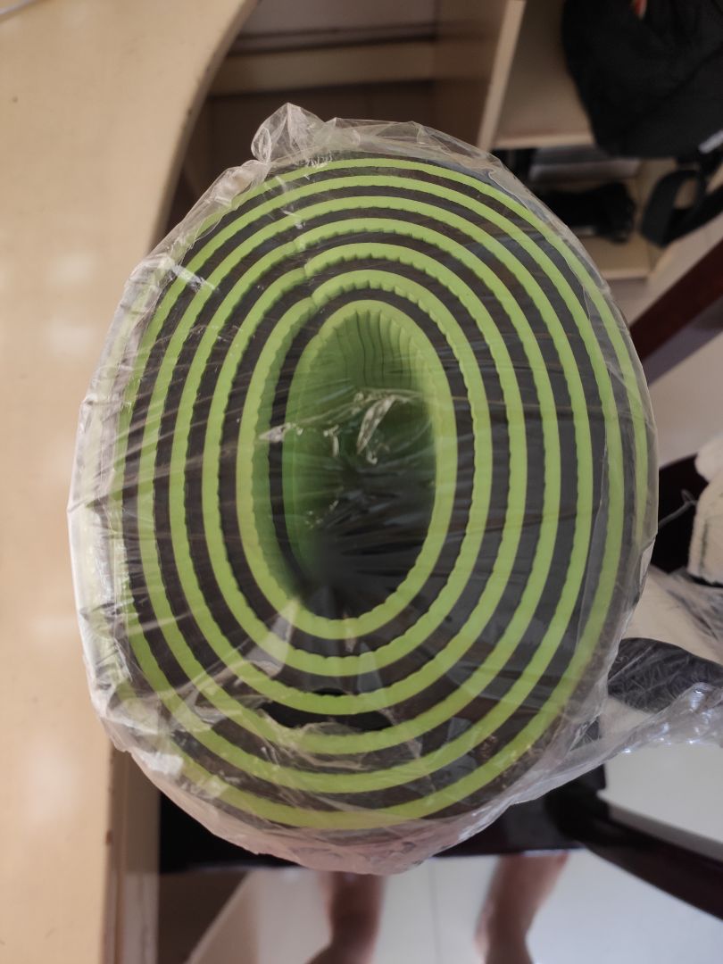 Mình mua của nhà cung cấp midoctor đợt giảm giá còn 145k. Thảm đẹp, có vài lỗi ngoại quan nhưng có thể chấp nhận và thông cảm được. Ban đầu bên shop giao thiếu túi đựng thảm, mình report lại cho tiki thì cỡ 3 ngày sau nhận lại được túi + 1 chai 50ml tẩy rửa đa năng.  Mình rất vui khi nhận được dd vệ sinh (vì thảm bám dấu chân hơn mình nghĩ). Tuy nhiên, cái túi chật ở 2 đầu quá, nếu muốn cuộn lại thảm để cho vừa thì có khả năng cao sẽ cong thảm, để lại vết hằn. Hên là mình tập chủ yếu ở nhà, nên không coi trọng cái túi này lắm. Nhìn chung, mình cảm thấy hài lòng với trải nghiệm sản phẩm. Shop nên cải thiện về túi đựng thảm trong các đơn hàng sau.