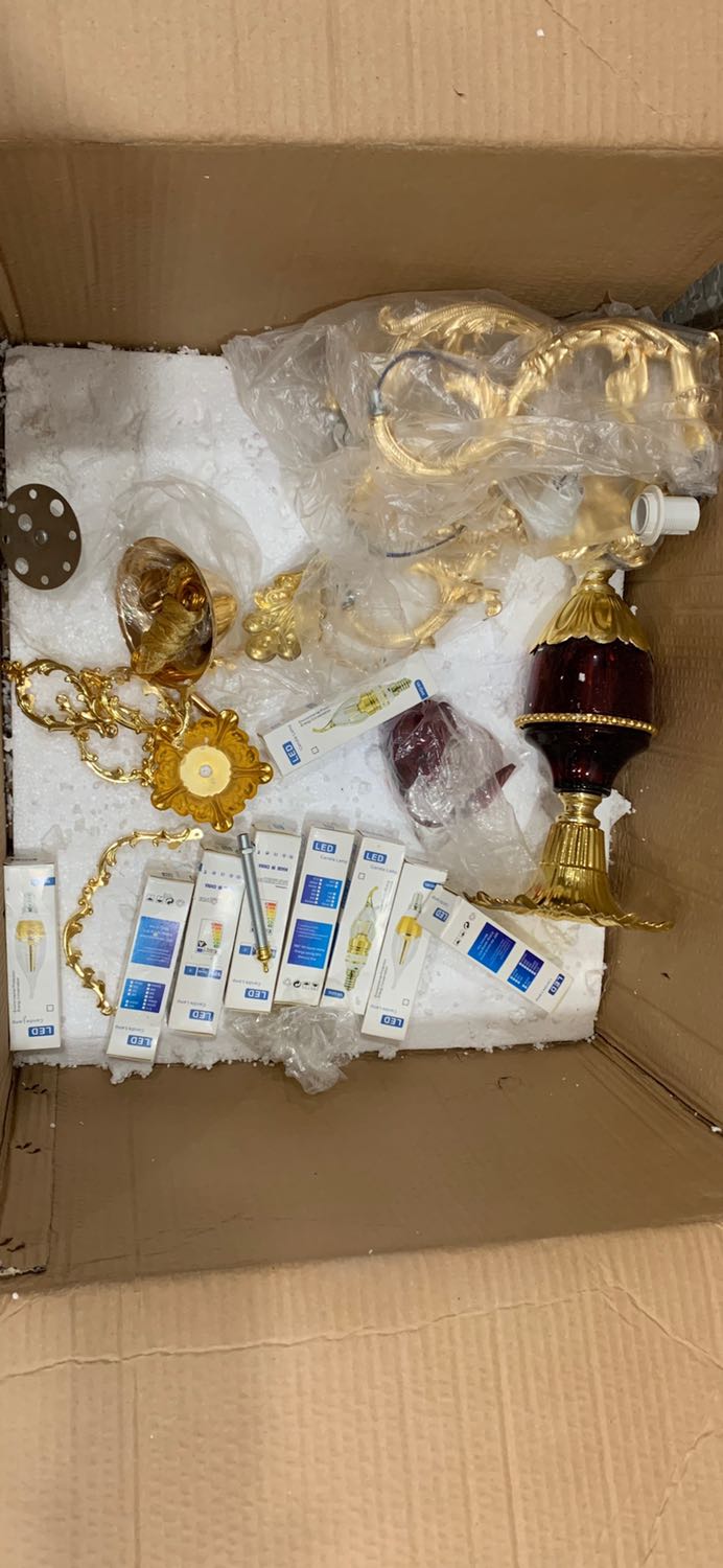 Gửi không đủ phụ kiện ko ráp được đèn, mất niềm tin quá luôn, vì khi kiểm tra hàng chỉ kiểm tra xem có nứt vỡ hay không, làm sao biết dc đủ phụ kiện hay chưa, khi nào ráp mới biết. Shop khi giao hàng đến kh mình phải kiểm tra mình gửi như vậy đã đủ hay chưa, giờ đến tay KH không đủ giờ làm sao, trong khi KH cần dùng người ta mới mua mà giờ ko xài dc, tôi tin tưởng tiki mới đặt online, giờ mất luôn niềm tin ở tiki