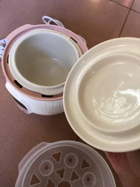 Nồi nhỏ xinh xinh nhưng chắc chắn, vừa nấu vừa hấp nên rất tiện còn dc tặng thêm đế lót nồi, mình nấu thử 2 bữa thấy rất ok. Thẻ bảo hành và sách hướng dẫn đầy đủ. Giao hàng nhanh, shop nhiệt tình. Rất là hài lòng