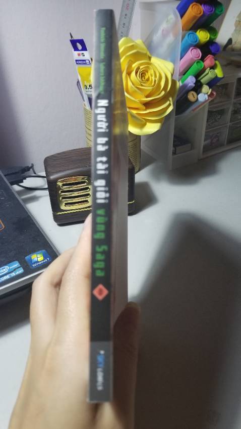 Hàng về khá nhanh nhưng mình rất tiếc vì trang cuối gần bị bong mất. 
Nội dung: mình vẫn luôn đáng giá cao về Người bà tài giỏi vùng Saga. Thích đến nỗi đọc đi đọc lại để chờ tập mới ra. Truyện phù hợp với mọi lứa tuổi, mọi người đặc biệt là các bạn trẻ nên đọc để cảm nhận tình cảm gia đình hơn nữa nhé